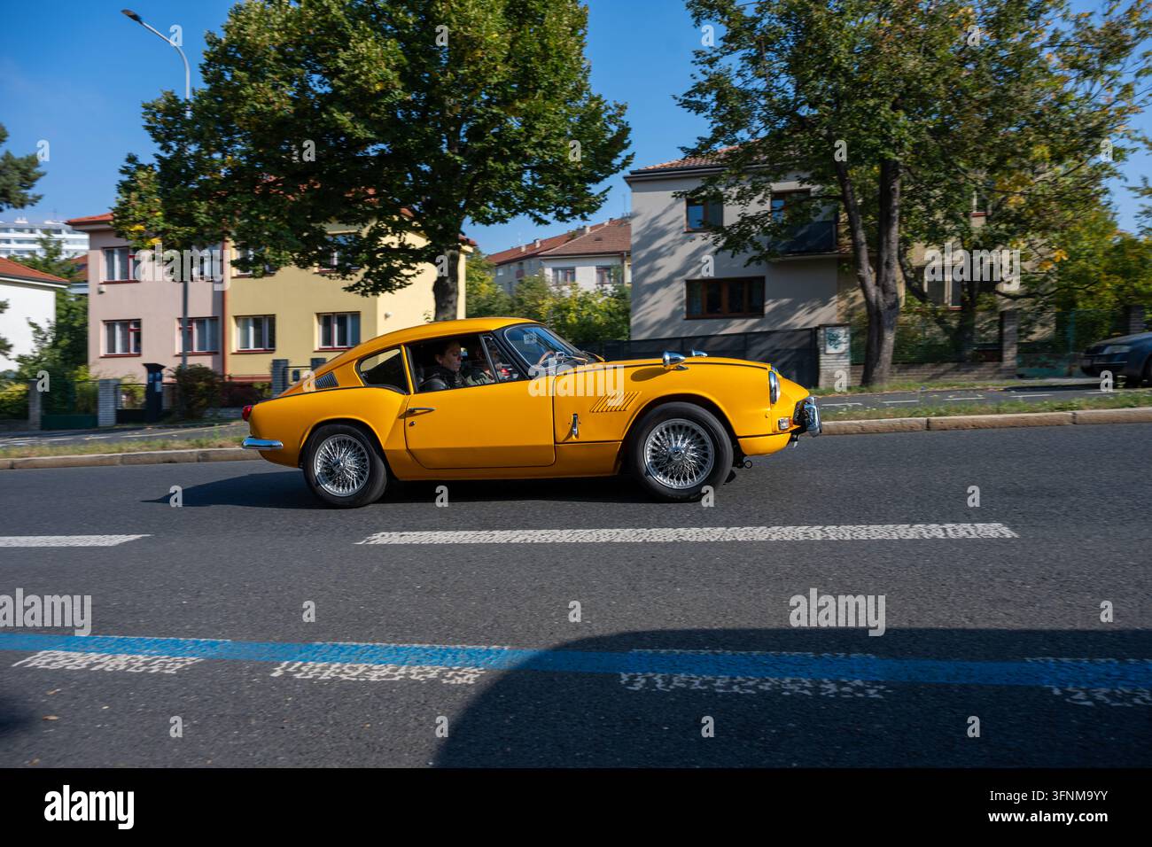 Una Triumph GT6 gialla passa durante l'evento di auto classiche Pražská Noblesa 2026. Praga, Repubblica ceca, 3 ottobre 2026. Foto Stock