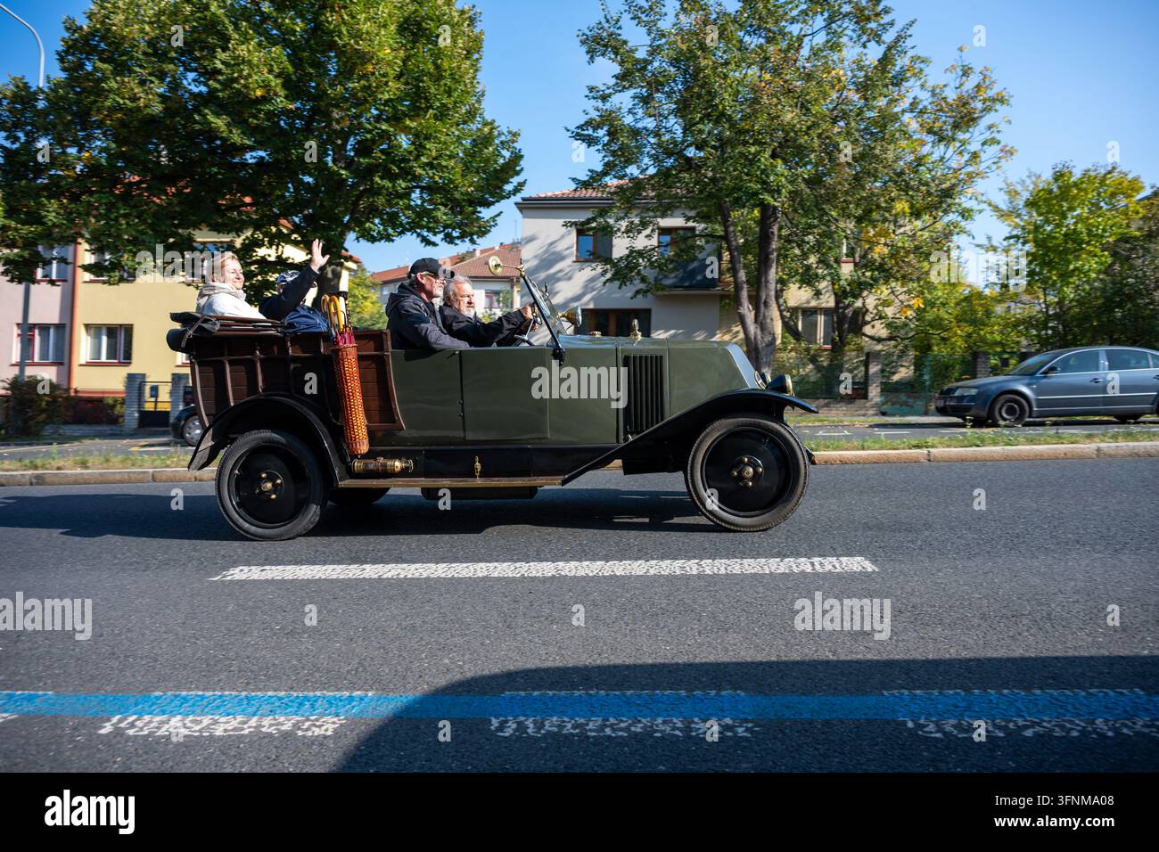 Un'auto da turismo aperta d'epoca passa con passeggeri durante Pražská Noblesa 2026. Praga, Repubblica ceca, 3 ottobre 2026. Foto Stock
