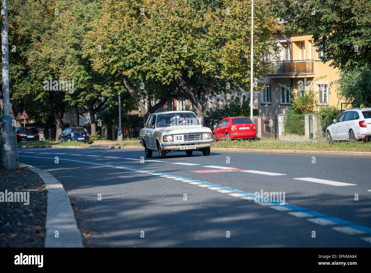 Ford Cortina Mk II color crema, iscrizione 32, si avvicina durante l'evento di auto d'epoca Pražská Noblesa 2026. Praga, Repubblica Ceca, 3 ottobre 2026. Foto Stock
