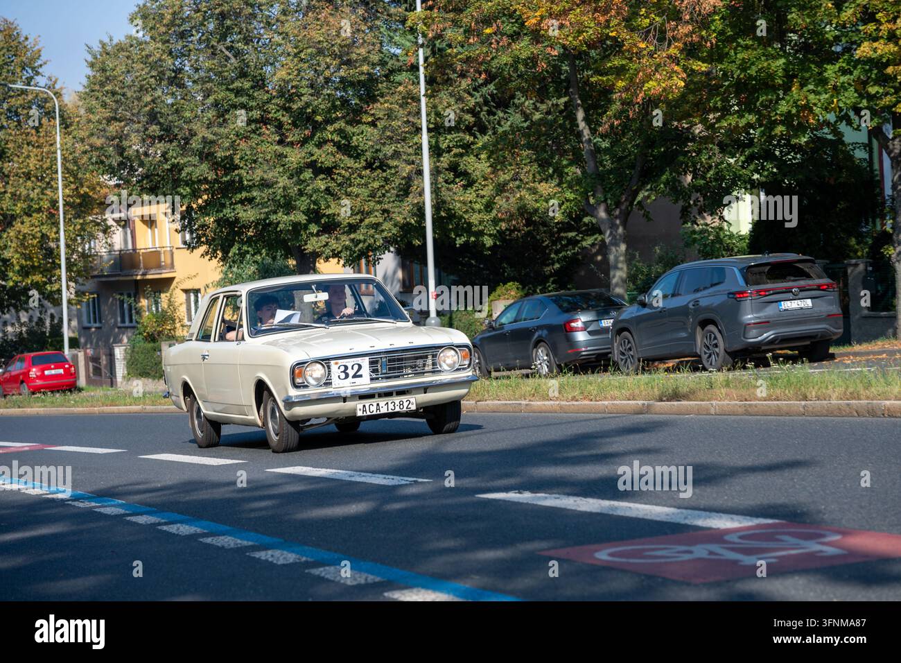 Ford Cortina Mk II color crema, entry 32, attraversa Praga durante Pražská Noblesa 2026. Praga, Repubblica Ceca, 3 ottobre 2026. Foto Stock