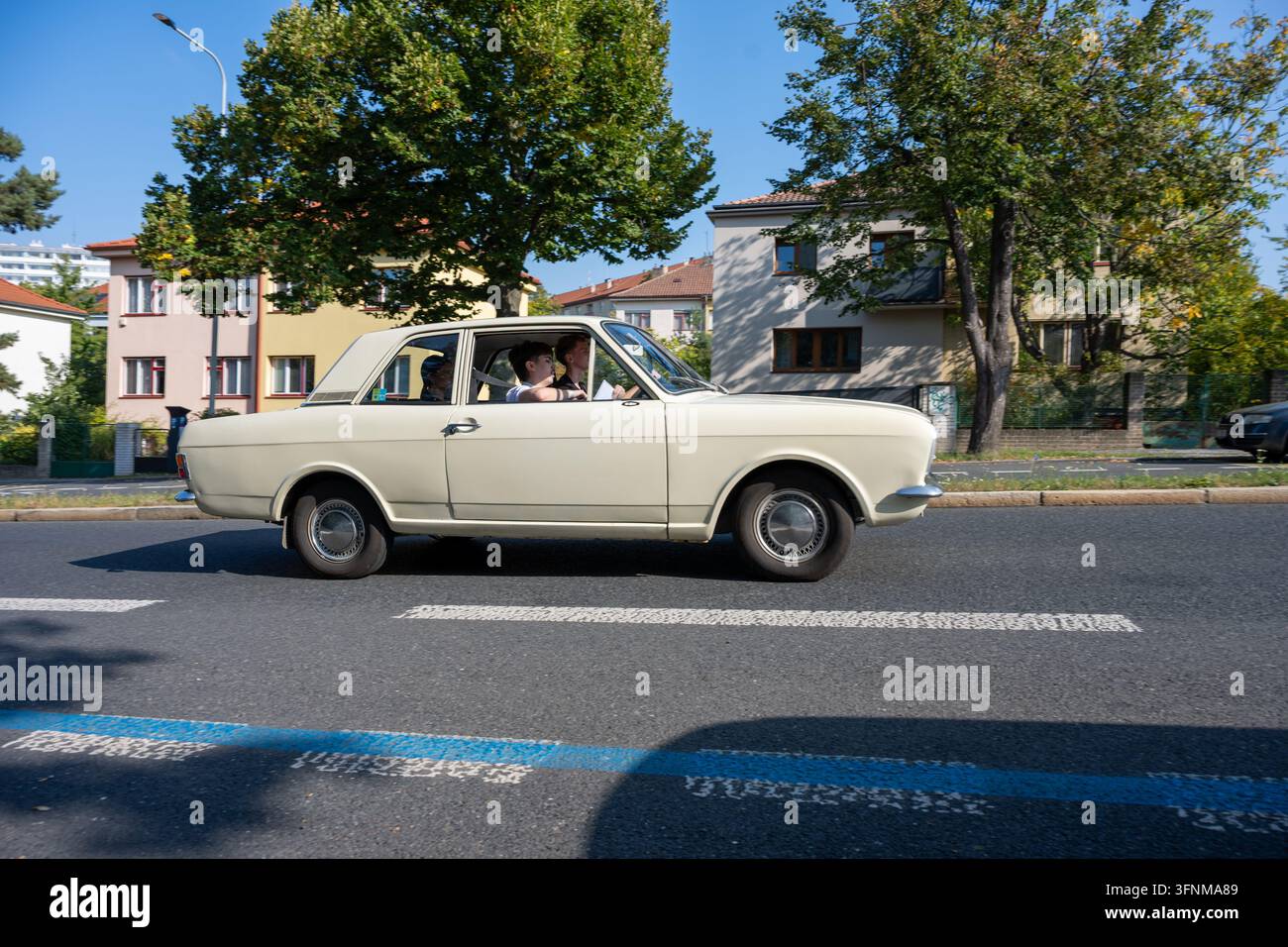 Vista laterale di una Ford Cortina Mk II color crema, entry 32, che partecipa alla Pražská Noblesa 2026. Praga, Repubblica ceca, 3 ottobre 2026. Foto Stock