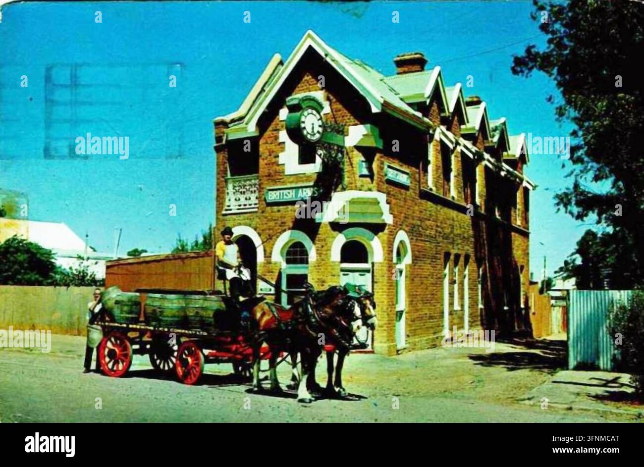 Scansione di cartolina vintage di Kalgoorlie, Australia Occidentale, con l'historico British Arms Hotel e la disposizione del carro di consegna a cavallo della birreria di Kalgoorlie Foto Stock
