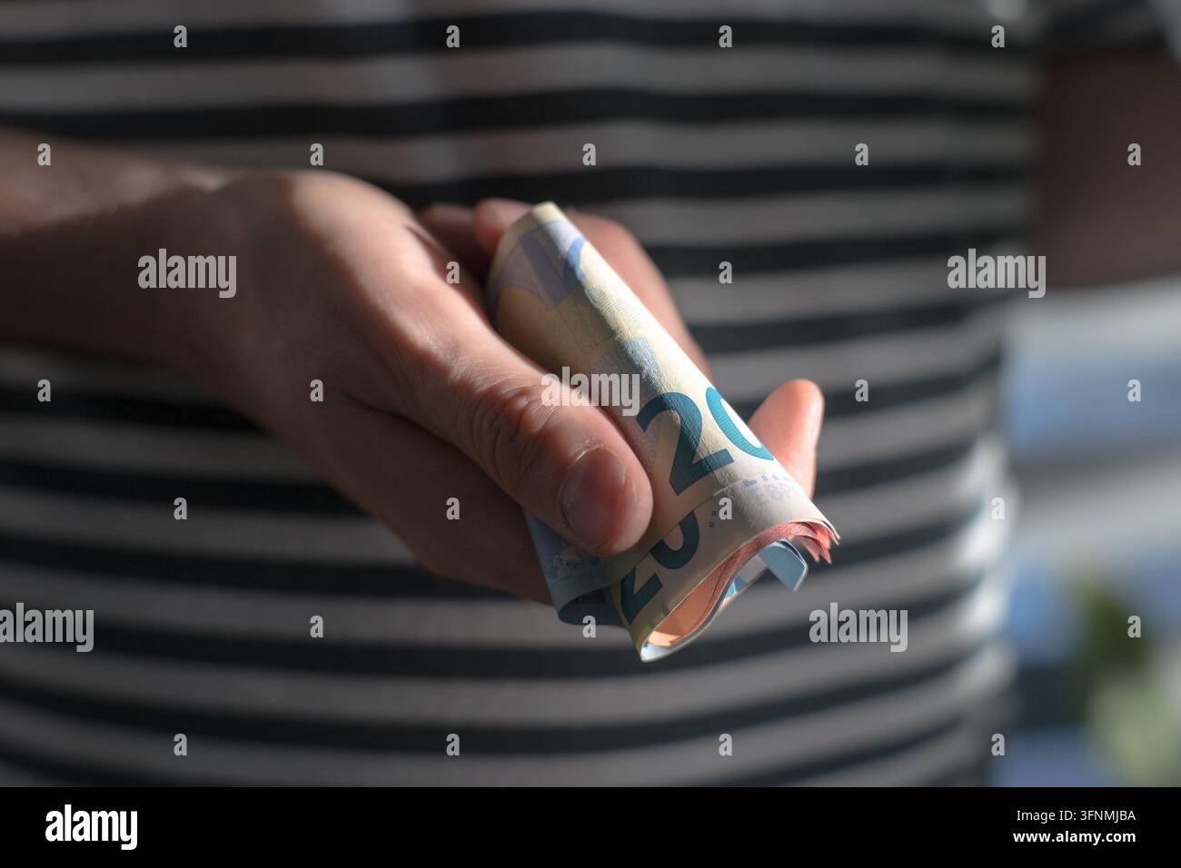 Un mazzo di euro nella mano di un uomo. Foto Stock