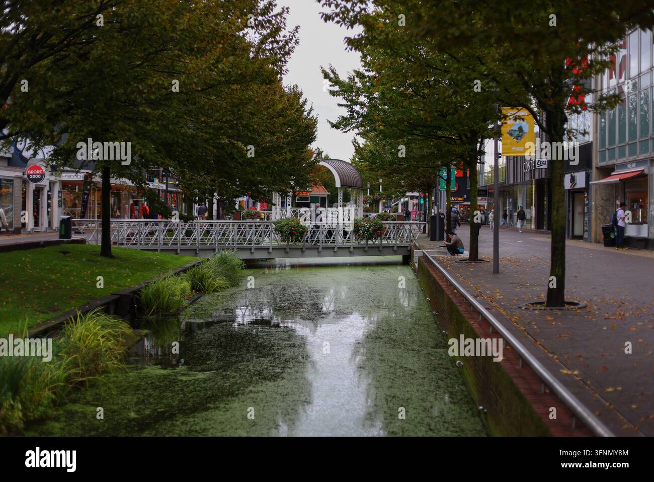 Zaandam, Paesi Bassi – 1 ottobre 2026: Una facciata orologio e un canale urbano riflettono la vita moderna della città ispirata al design Zaans. Foto Stock