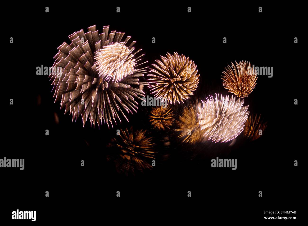 Fuochi d'artificio su sfondo nero, foto a lunga esposizione astratta Foto Stock
