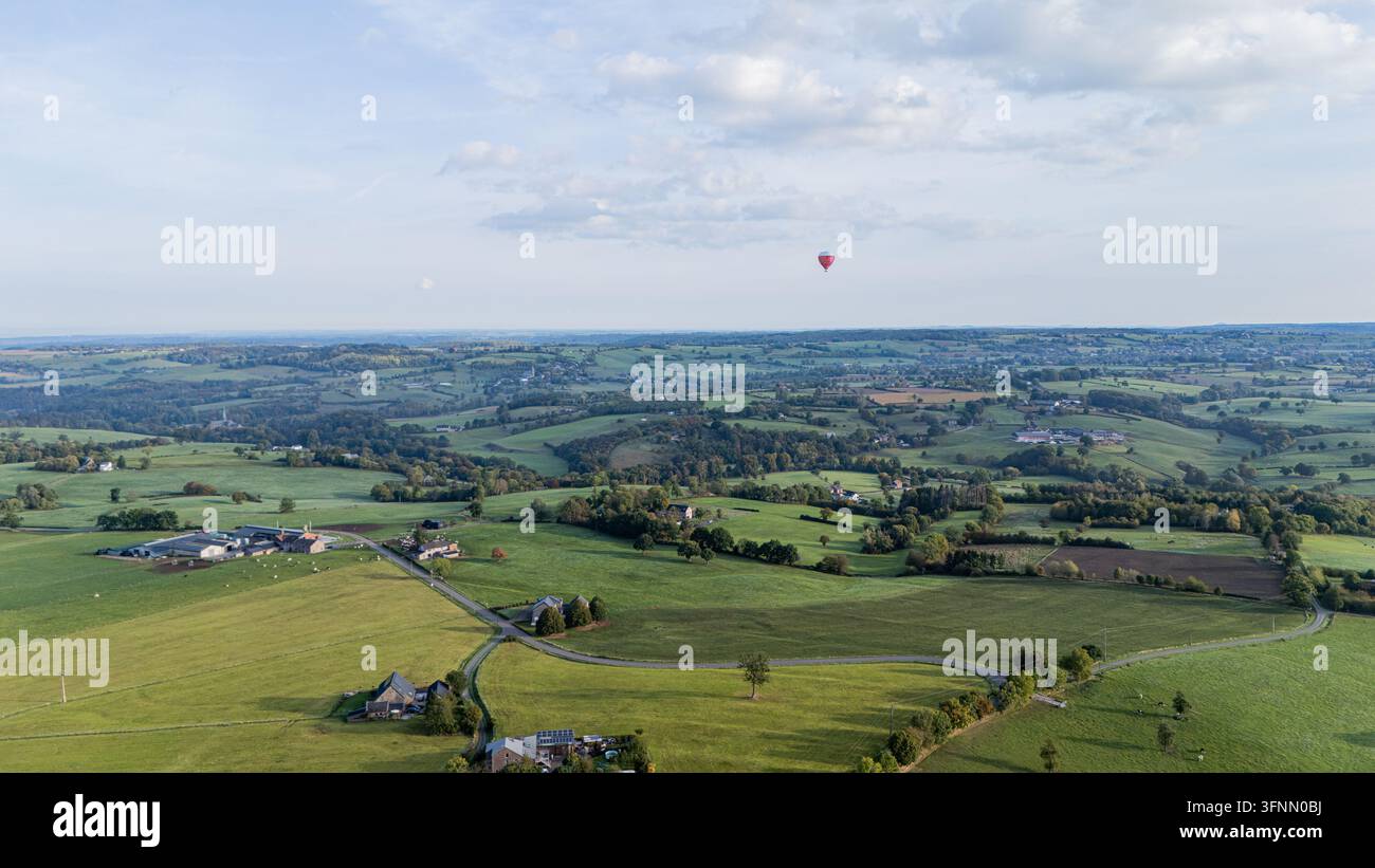 Vista aerea della campagna ondulata dei Pays de Herve con un pallone aerostatico, Belgio Foto Stock