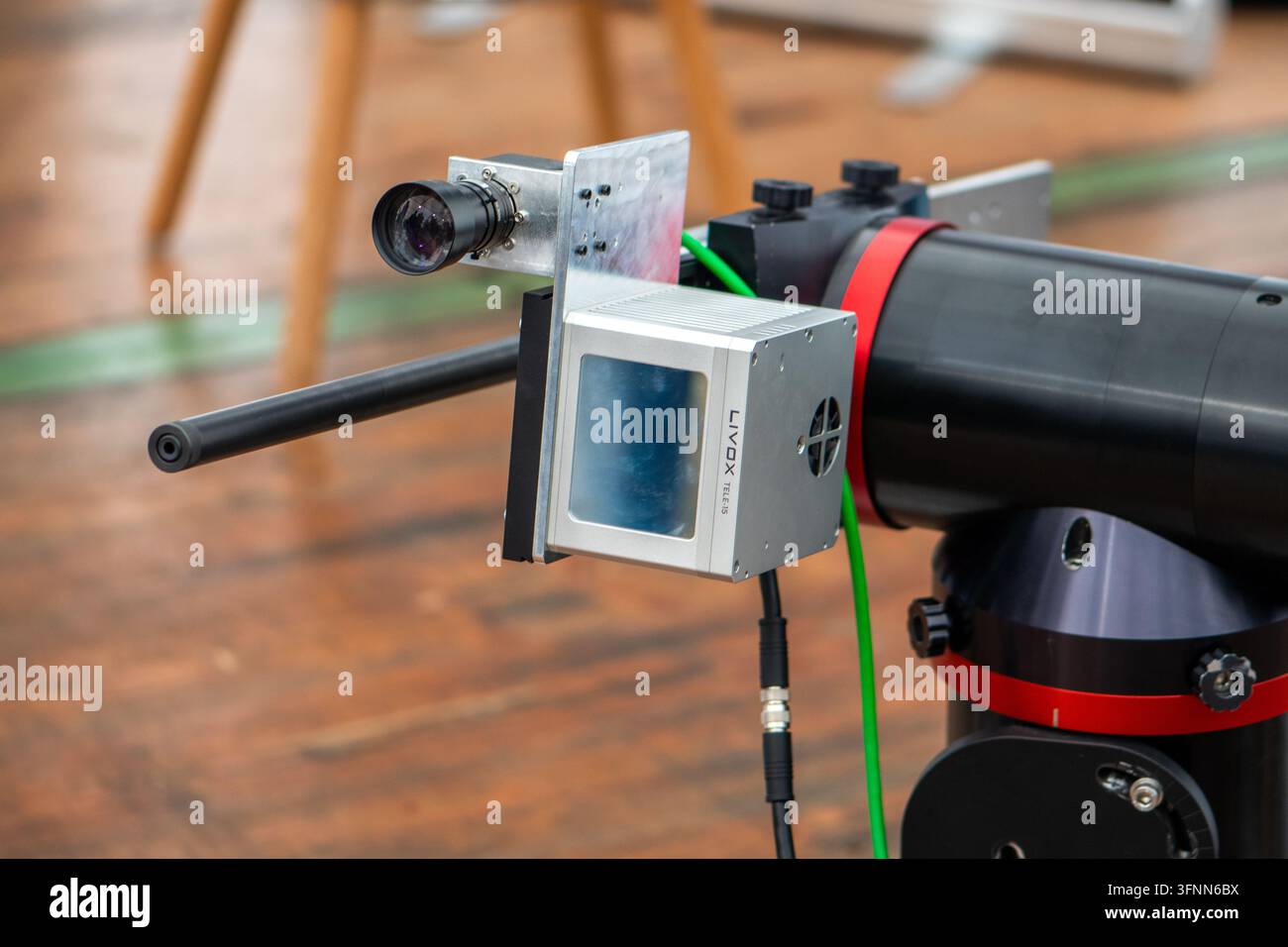VIENA, AUSTRIA, 26 ottobre 2025: Una configurazione compatta di telescopio con fotocamera attaccata e unità di controllo elettronica su un treppiede. Foto Stock