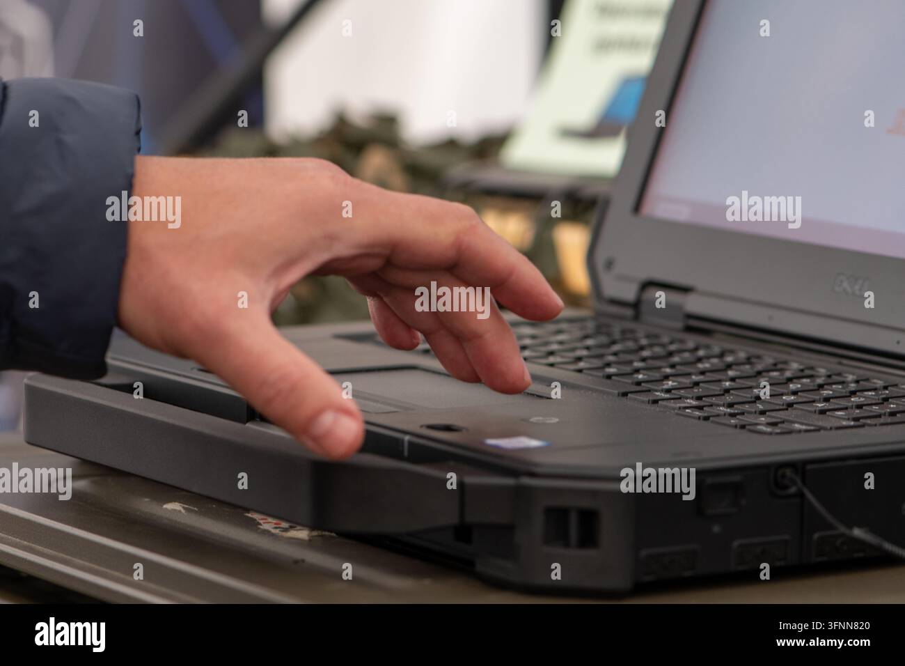 VIENNA, AUSTRIA, 26 ottobre 2025: Un primo piano mostra una mano che utilizza il touchpad di un laptop in un ambiente d'ufficio. Foto Stock