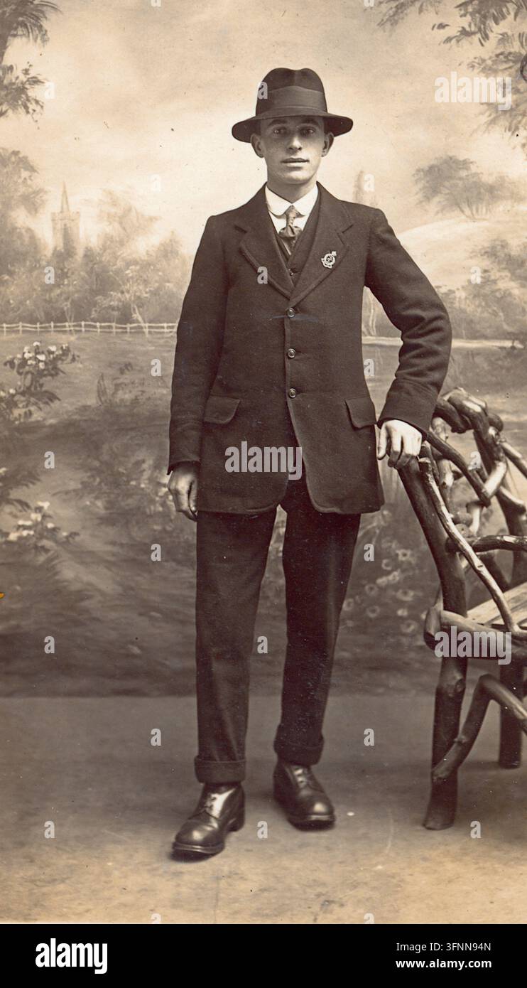 Ritratto di studio edwardiano di un giovane membro del Royal Army Medical Corps in abito civile con badge RAMC sul risvolto. La fotografia formale documenta un militare medico britannico dell'inizio del ventesimo secolo posato davanti a uno sfondo dipinto. Da una foto pubblicata per la prima volta intorno al 1914. Foto Stock