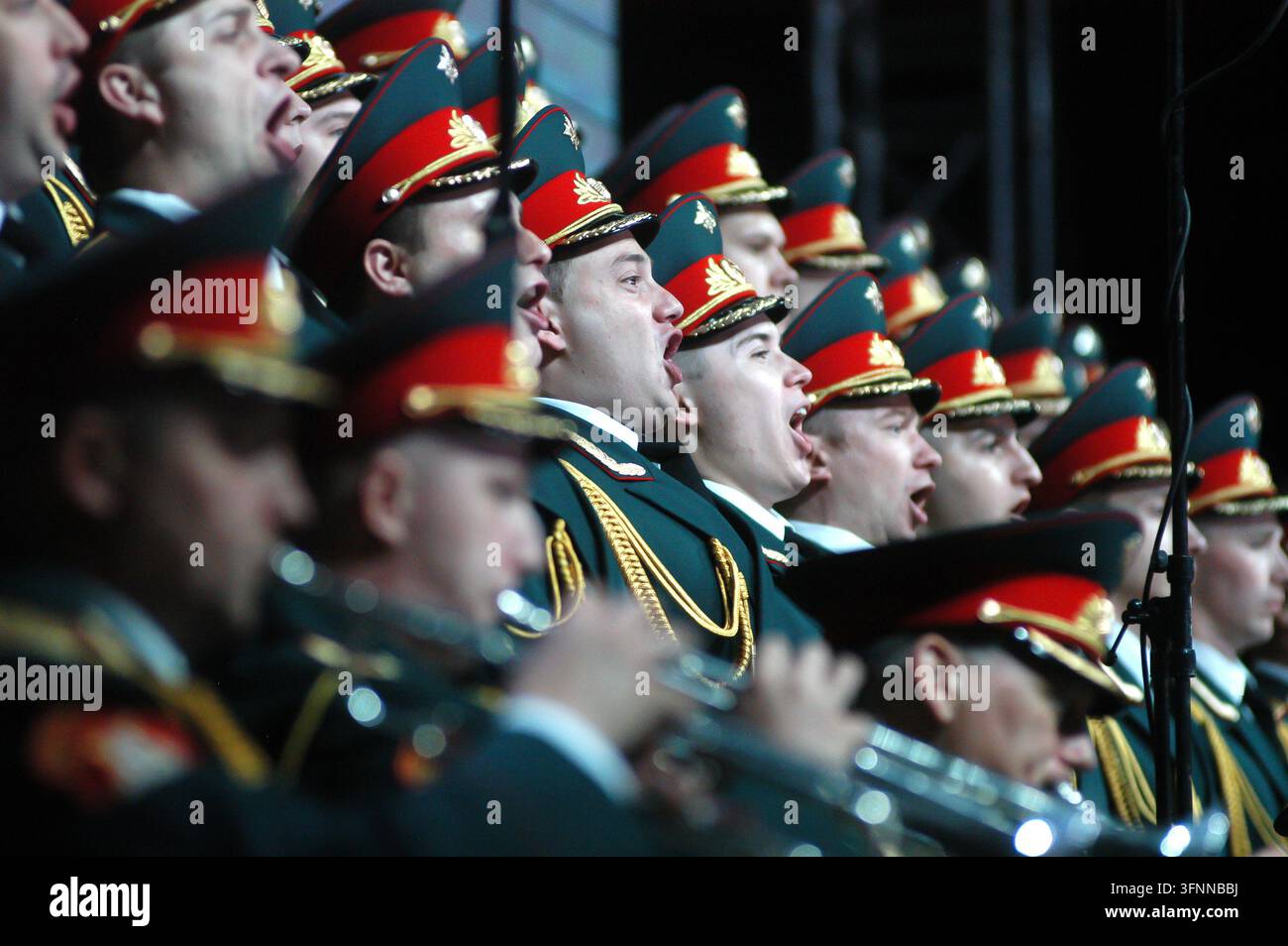 BELGRADO, SERBIA - 23 GIUGNO 2018: Coro militare e banda di ottoni dell'Alexandrov in scena con cantanti e trombettisti durante una cerimonia formale Foto Stock