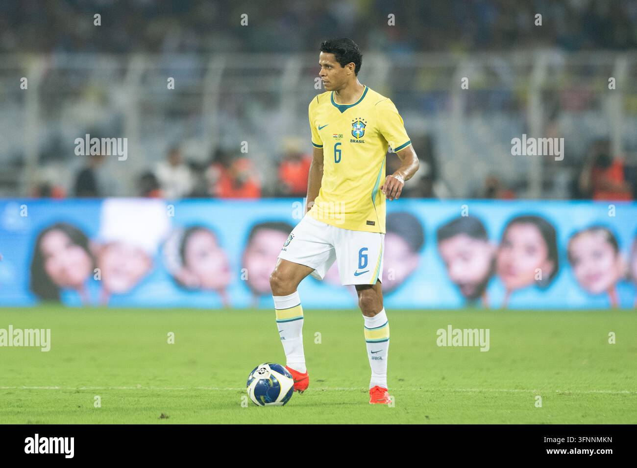 Partita amichevole internazionale India contro Brasile, Amichevole FIFA, Calcutta, India, 3 ottobre 2026. L'India in maglia blu, il Brasile in gialla. Foto Stock
