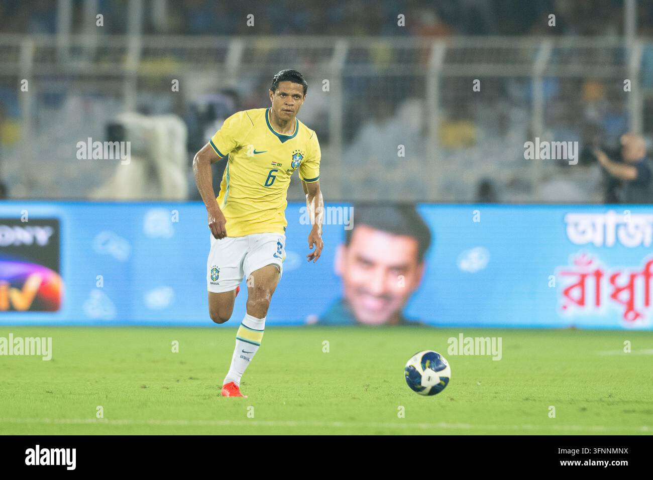 Partita amichevole internazionale India contro Brasile, Amichevole FIFA, Calcutta, India, 3 ottobre 2026. L'India in maglia blu, il Brasile in gialla. Foto Stock