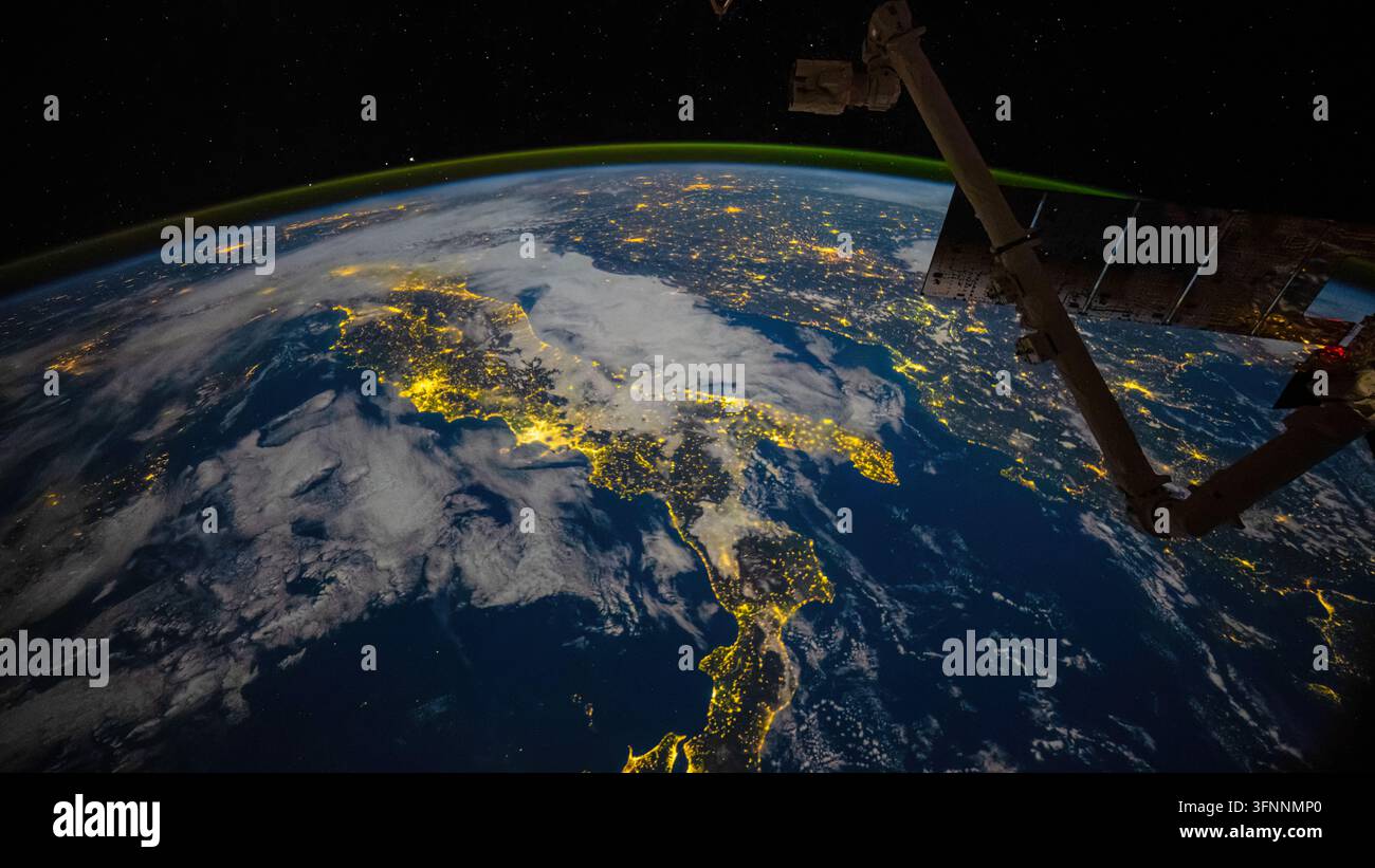 Luci delle città terrestri Nuvole Spazio Foto Stock