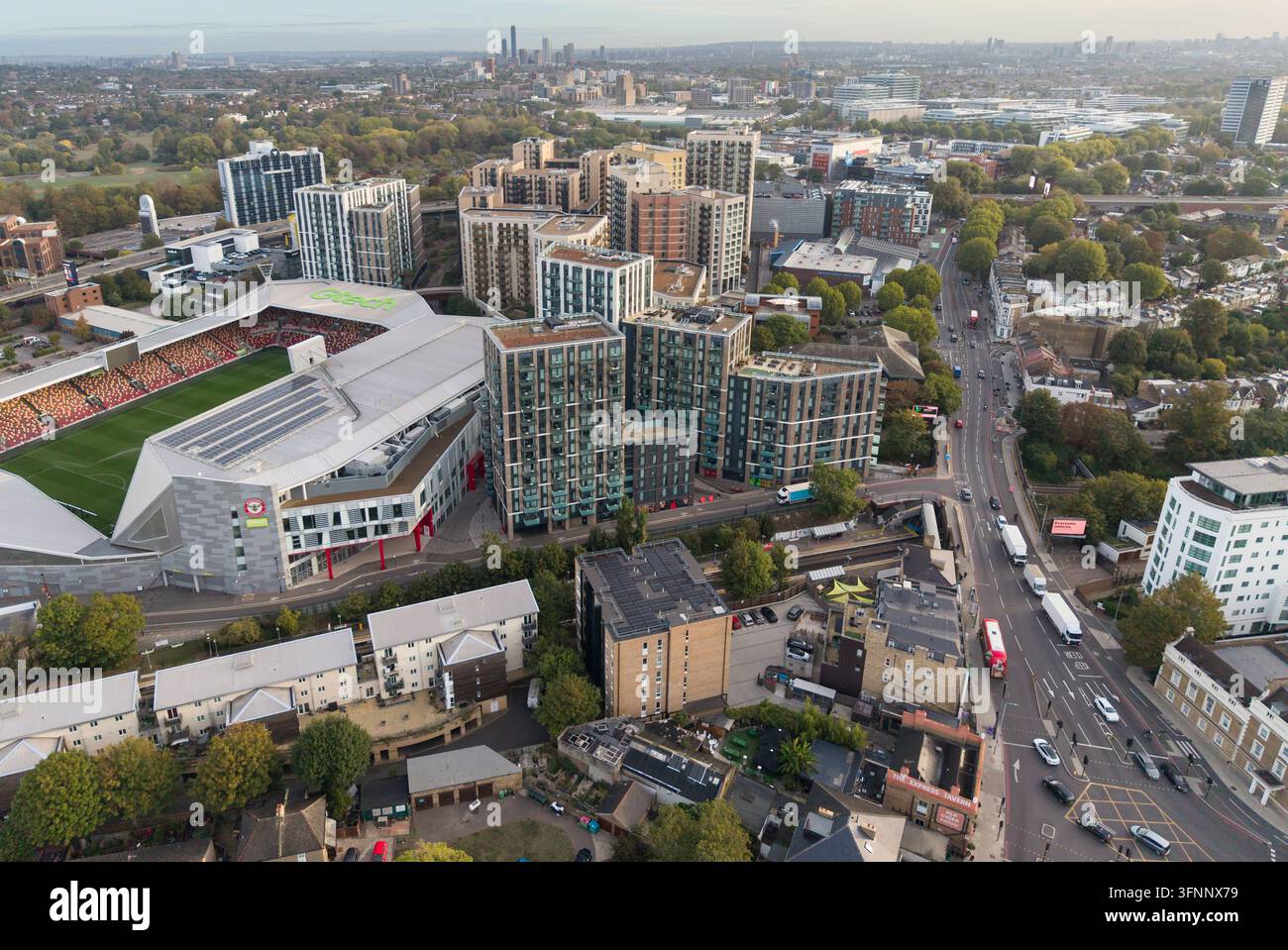 Vista che mostra lo stadio e l'area urbana circostante. Questo è il Gtech Community Stadium a Brentford, Londra. Foto Stock