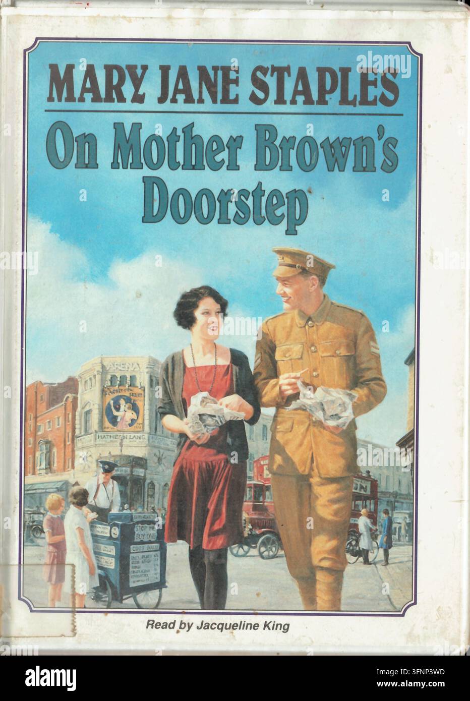 1992 Mary Jane Staples On Mother Browns Doorstep copertina di cassetta audio vintage scansionata con inserto di giacca di un soldato britannico della WWI Foto Stock