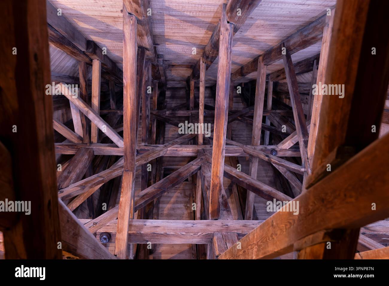 Interno della torre del ponte della Città Vecchia con tetto sostenuto da travi di legno nella città di Praga, Repubblica Ceca. Foto Stock