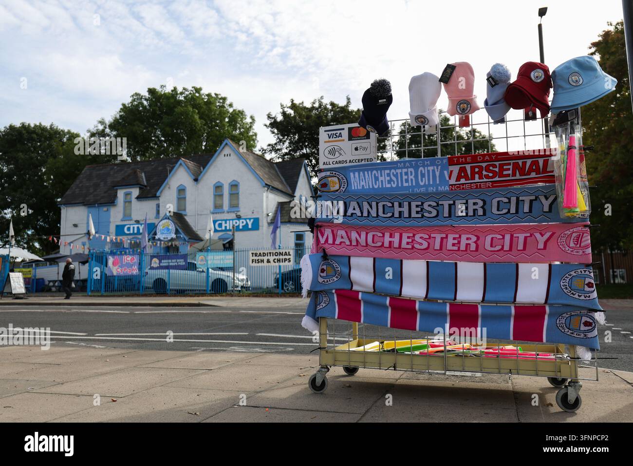 Etihad Stadium, Manchester, UK. 4 ott., 2026. Calcio della Super League femminile, Manchester City contro Arsenal; Merchandise del Manchester City venduto fuori dall'Etihad Stadium Credit: Action Plus Sports/Alamy Live News Foto Stock