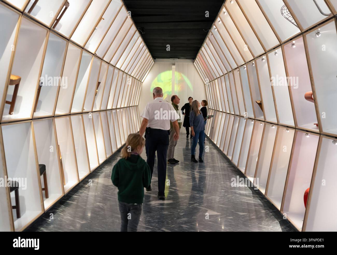 l'imponente sala della mostra "La Sedia Danese" al Designmuseum Danmark di Copenaghen, Danimarca, che è disposta come un corridoio Foto Stock
