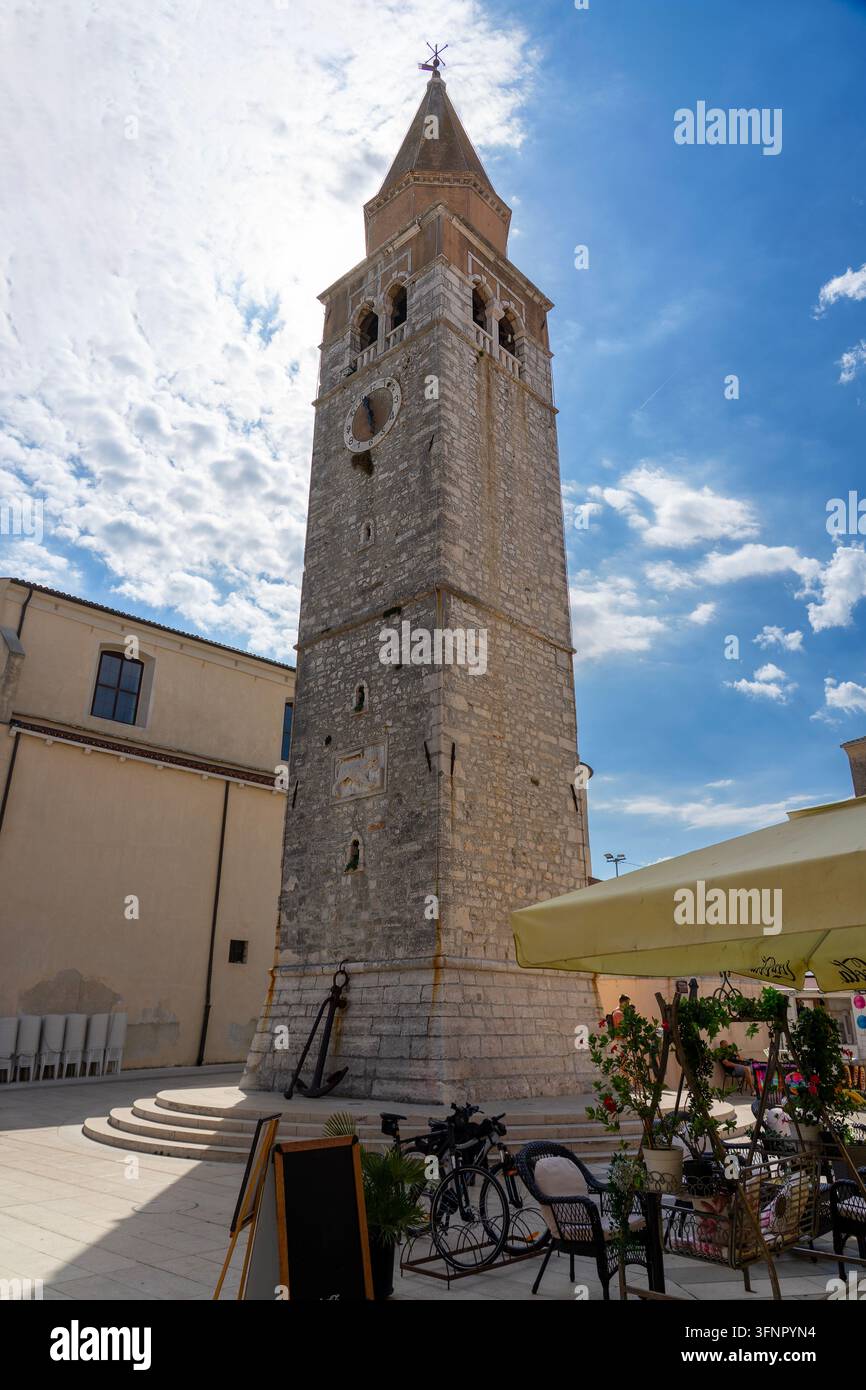 Torre campanaria storica della chiesa parrocchiale di Umag sotto un cielo estivo blu in Croazia. Foto Stock
