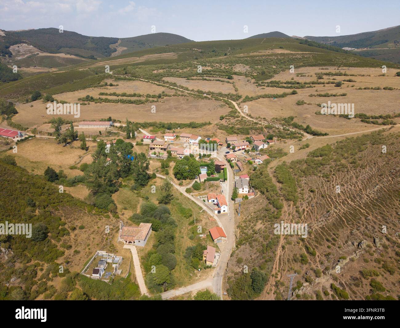 Vista aerea che mostra un villaggio spagnolo remoto incastonato in un paesaggio secco e arido Foto Stock