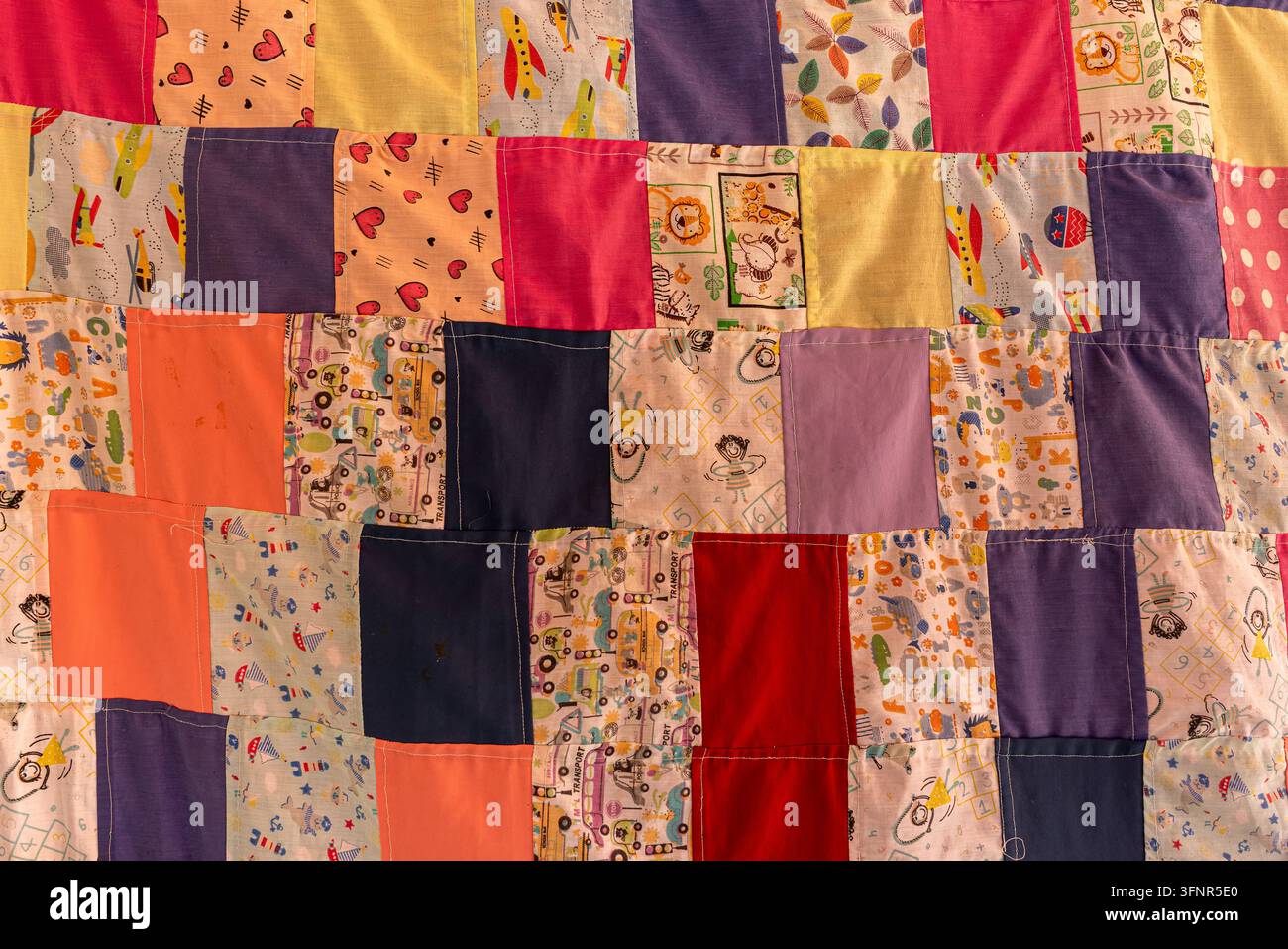Trapunta patchwork tradizionale fatta a mano con motivi di stoffa colorati Foto Stock