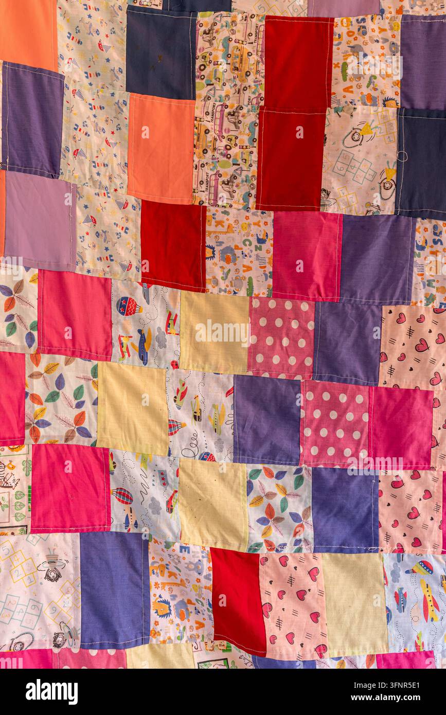 Trapunta patchwork tradizionale fatta a mano con motivi di stoffa colorati Foto Stock