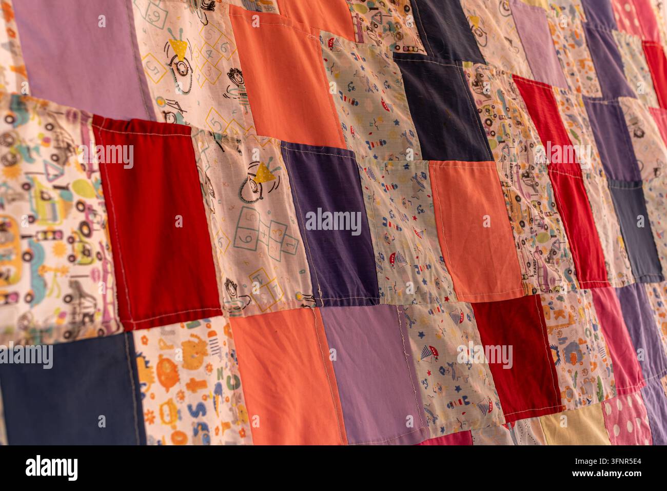 Trapunta patchwork tradizionale fatta a mano con motivi di stoffa colorati Foto Stock