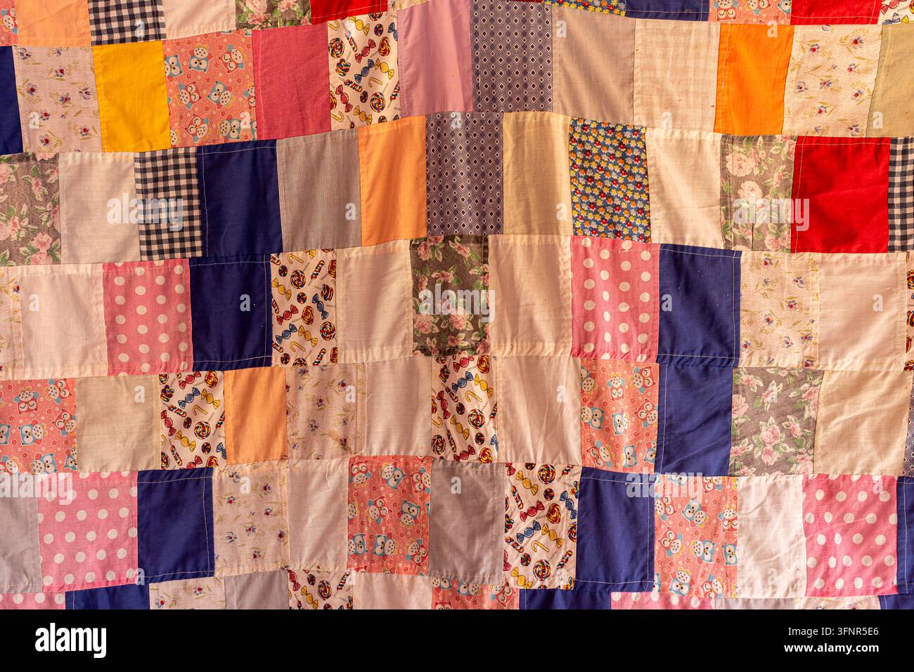 Trapunta patchwork tradizionale fatta a mano con motivi di stoffa colorati Foto Stock