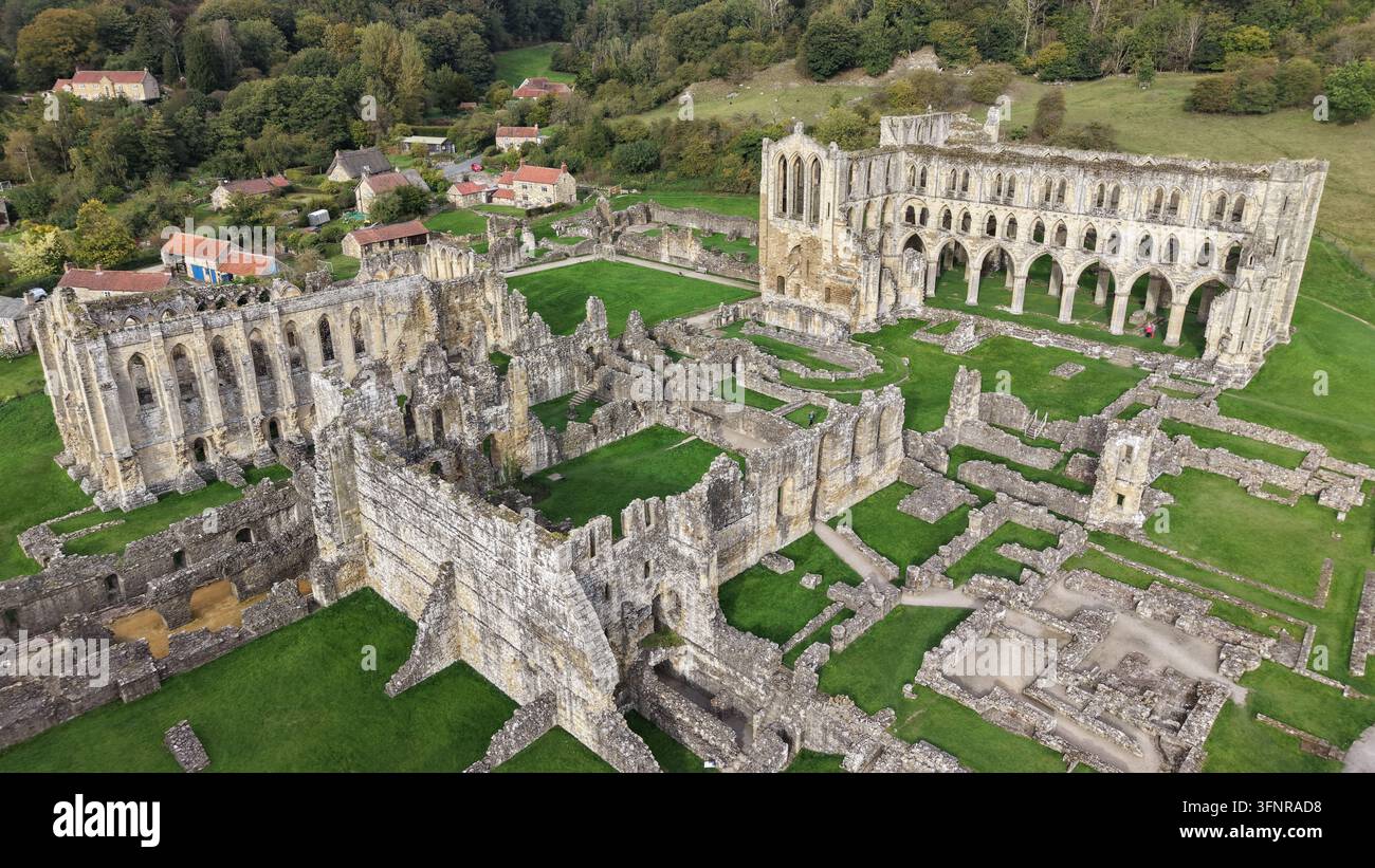 Abbazia di Rievaulx un'abbazia cistercense a Rievaulx, situata vicino a Helmsley nel North York Moors National Park, North Yorkshire, Inghilterra Foto Stock