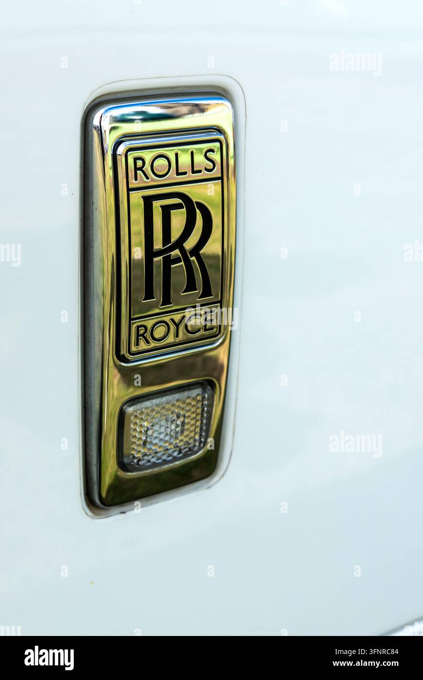 Ripetitore indicatore laterale e emblema monogramma RR su una Rolls-Royce Dawn bianca del 2020. Foto Stock