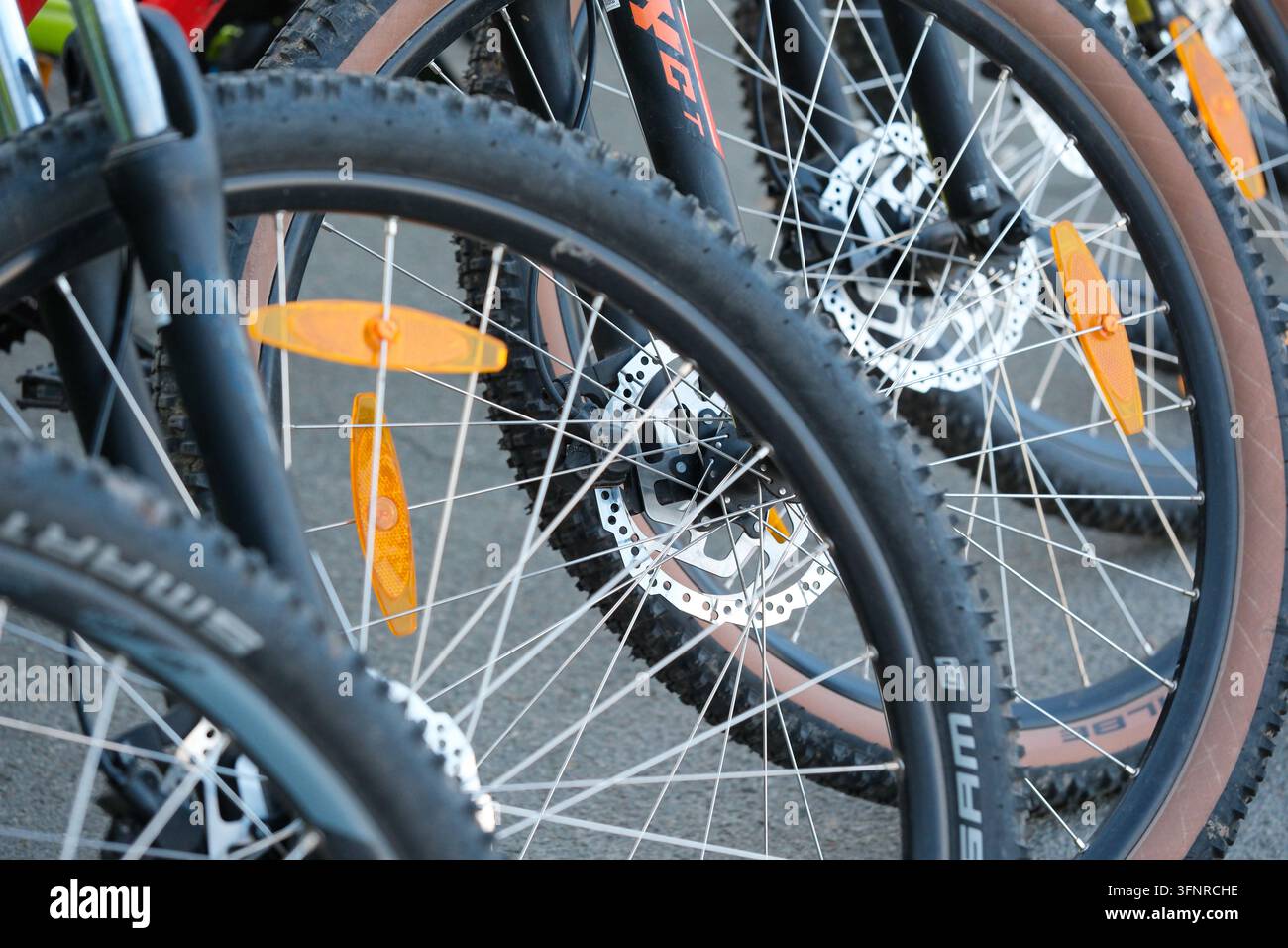 Kyiv, Ucraina, 4 ottobre 2026. Vista ravvicinata di freni a disco per biciclette, raggi, pneumatici e riflettori arancioni in esposizione al dettaglio. Foto Stock
