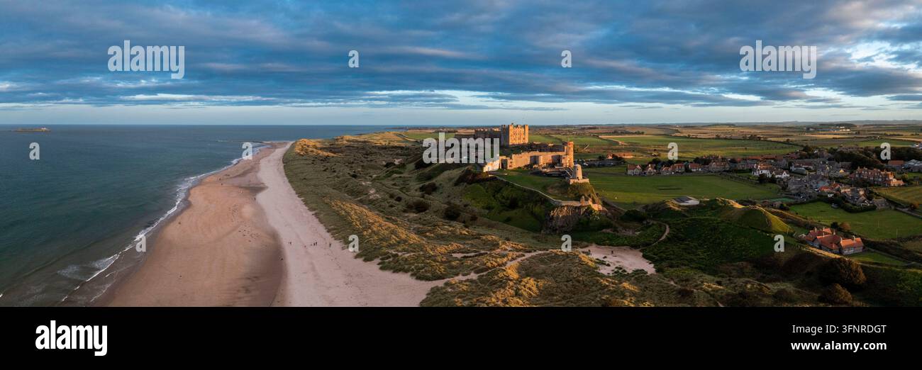 Castello di Bamburgh una veduta aerea da nord, costa di Northumberland, nord-est dell'Inghilterra Foto Stock