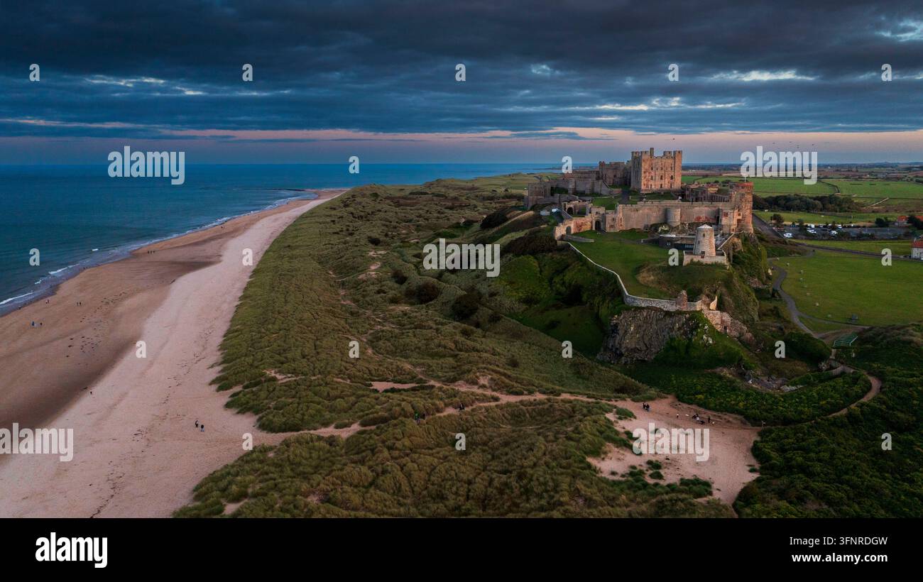 Castello di Bamburgh una veduta aerea da nord, costa di Northumberland, nord-est dell'Inghilterra Foto Stock