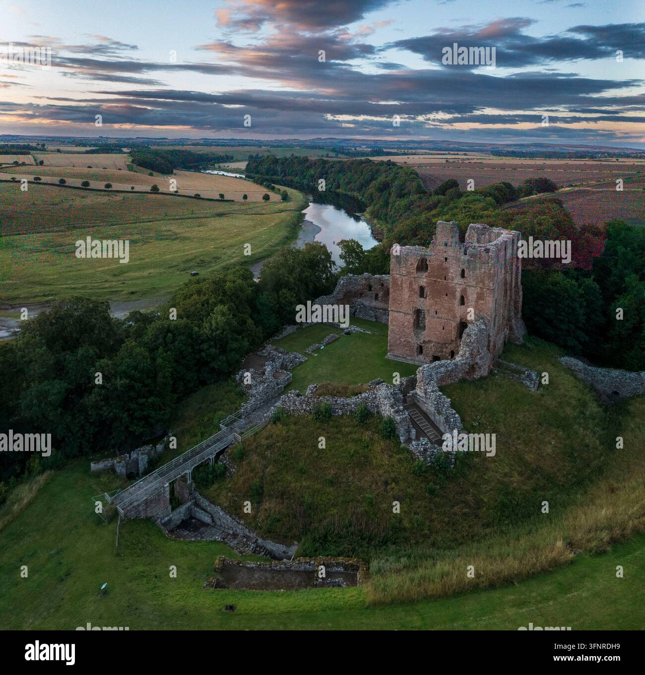 Norham Castle accanto al fiume Tweed, un tempo considerato il luogo più pericoloso d'Inghilterra. Foto Stock