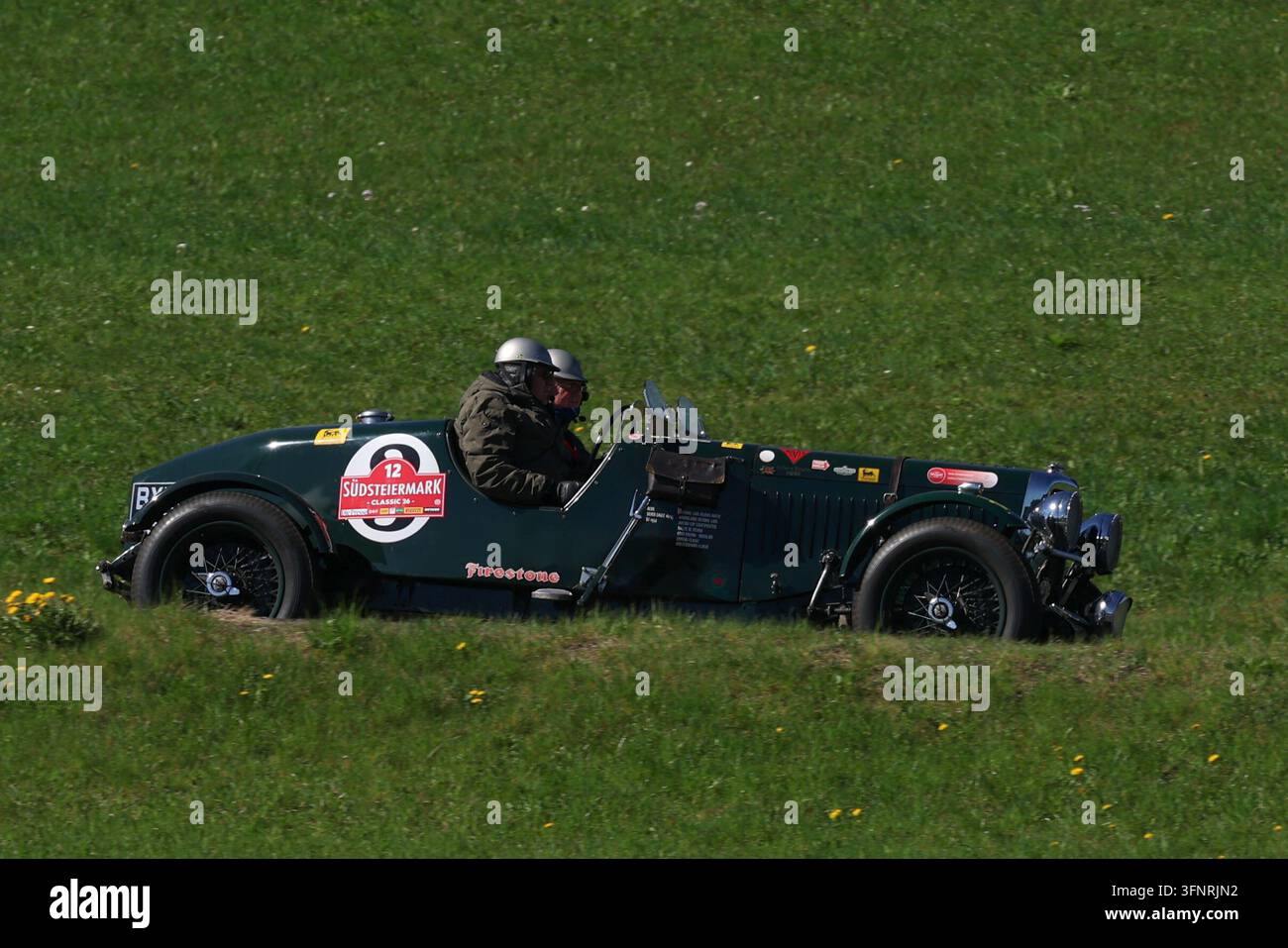 Auto d'epoca in azione durante la tappa speciale di Rechberg nell'ambito della Suedsteiermark Classic, tenutasi il 24 aprile 2026 in Stiria, Austria. L'immagine mostra Guenter Schwarzbauer, Gottfried Sommerauer (Alvis Silver Eagle 16/95) BJ 1934. Foto Stock