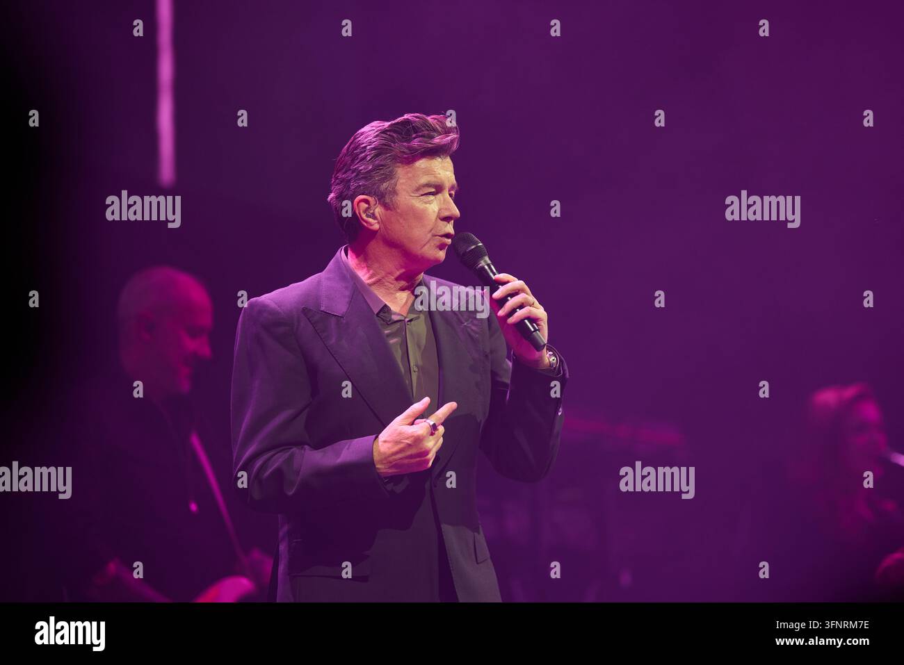 Rick Astley cantante pop inglese sul palco Foto Stock