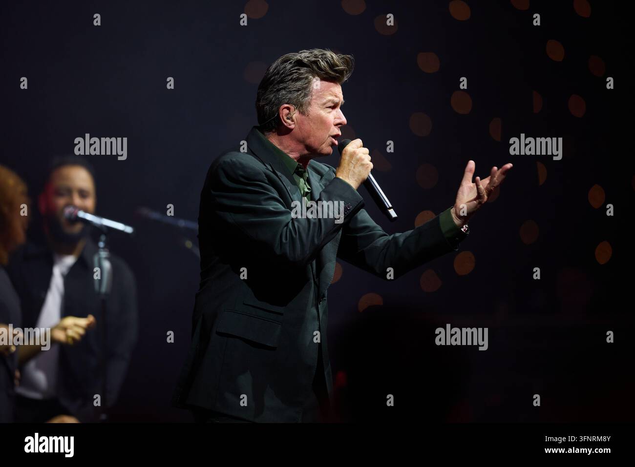 Rick Astley cantante pop inglese sul palco Foto Stock