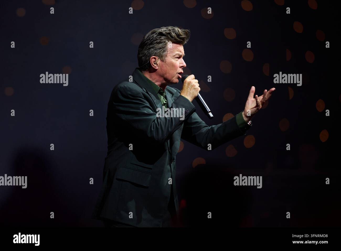 Rick Astley cantante pop inglese sul palco Foto Stock