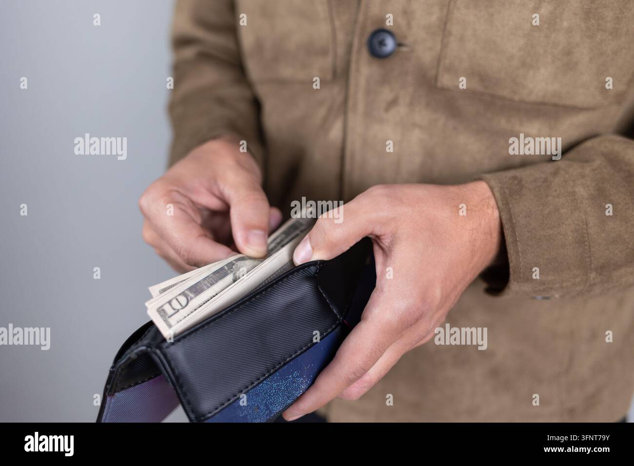 Persona che prende denaro dal portafoglio per il pagamento e le spese quotidiane Foto Stock