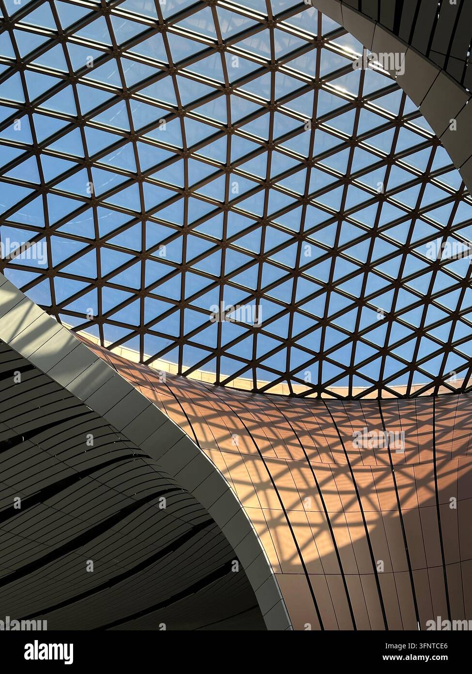 Tetto in vetro geometrico e architettura moderna all'interno del Beijing Daxing International Airport, Pechino, Cina - Immagine stock catturata con smartphone