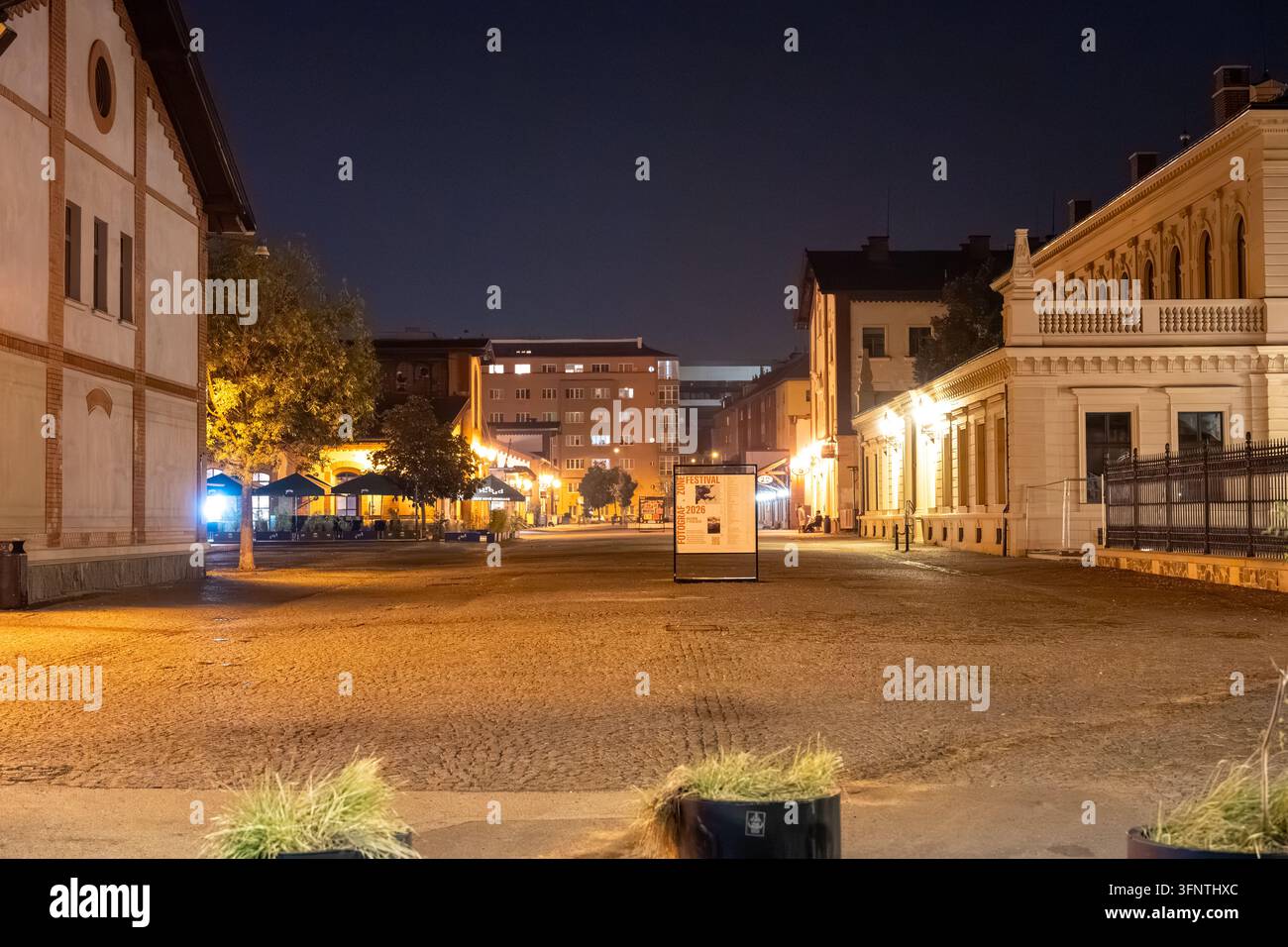 Vista notturna del mercato di Praga con edifici storici e cartelli per il Festival Fotograf Zone 2026. Praga, Repubblica Ceca, 4 ottobre 2026. Foto Stock