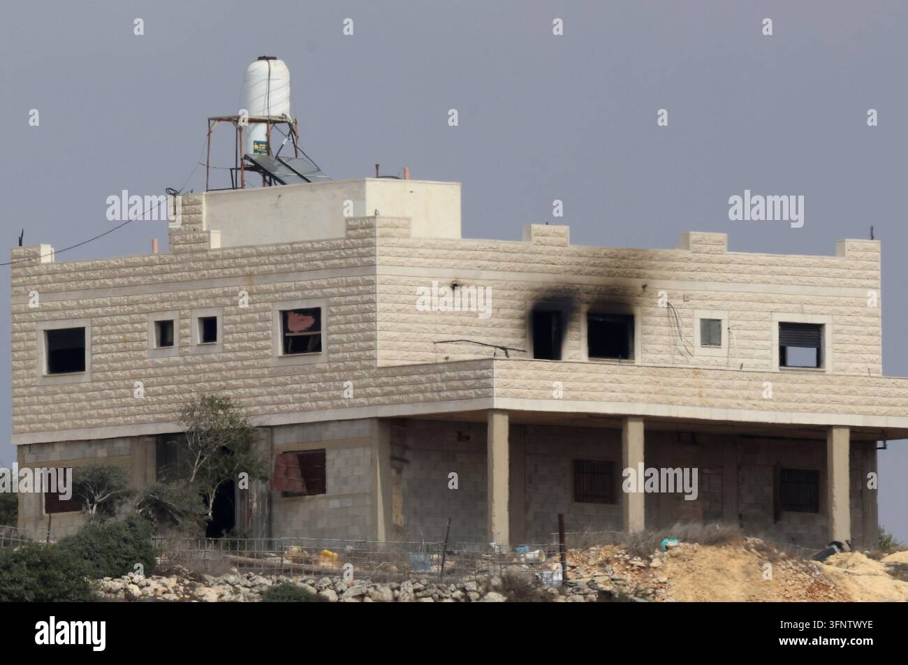 (261004) -- NABLUS, 4 ott. 2026 (Xinhua) -- Una delle due proprietà residenziali appartenenti al palestinese Mahmoud Tubasi mostra segni di danni da fuoco sulle pareti nel villaggio di Jalud, a sud di Nablus, in Cisgiordania, il 29 settembre 2026. DA ACCOMPAGNAR "Feature: Una casa in cenere, un sostentamento perso tra gli attacchi dei coloni in Cisgiordania" (Foto di Ayman Nobani/Xinhua) Foto Stock