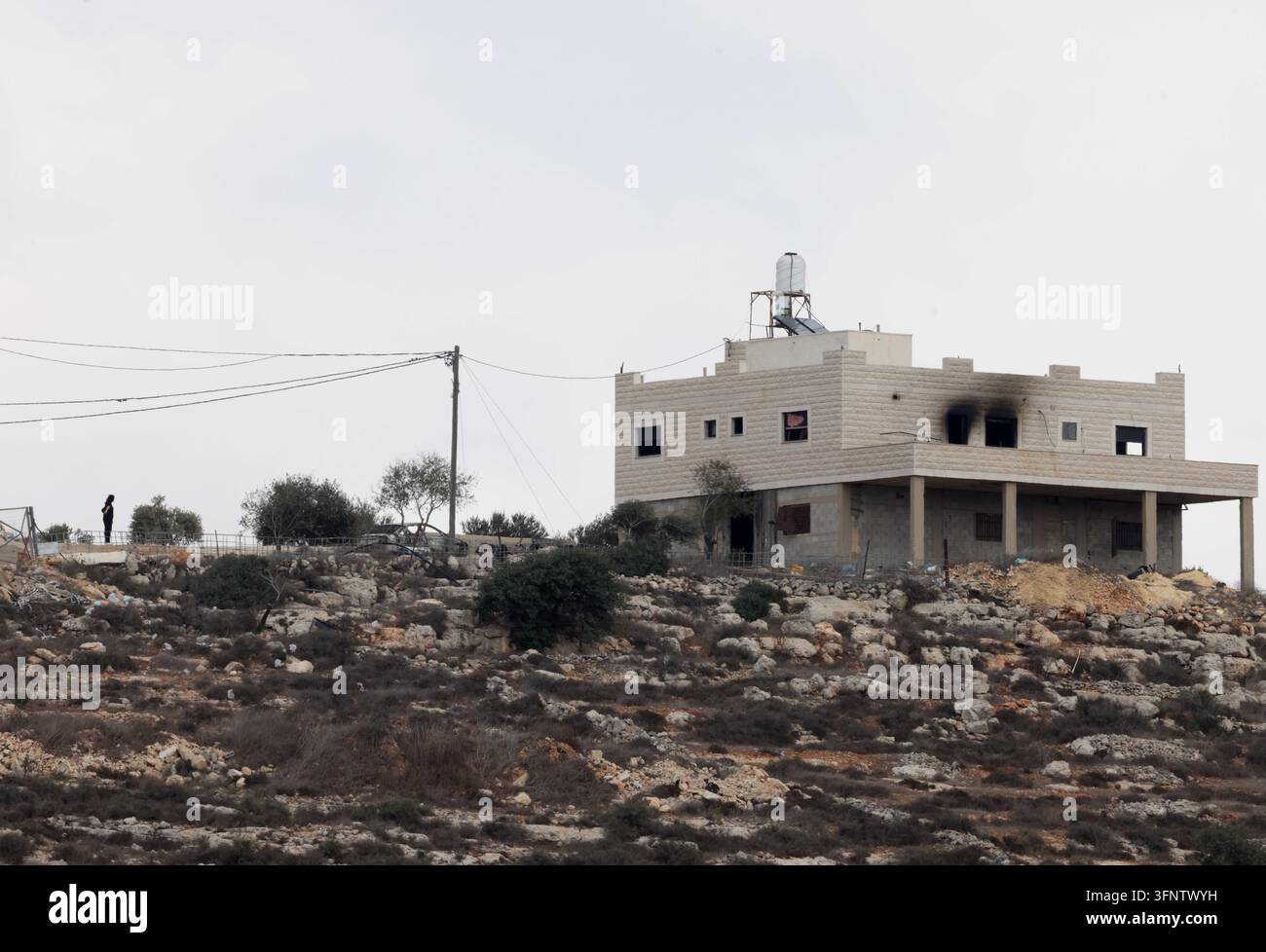 (261004) -- NABLUS, 4 ott. 2026 (Xinhua) -- Una delle due proprietà residenziali appartenenti al palestinese Mahmoud Tubasi mostra segni di danni da fuoco sulle pareti nel villaggio di Jalud, a sud di Nablus, in Cisgiordania, il 29 settembre 2026. DA ACCOMPAGNAR "Feature: Una casa in cenere, un sostentamento perso tra gli attacchi dei coloni in Cisgiordania" (Foto di Ayman Nobani/Xinhua) Foto Stock
