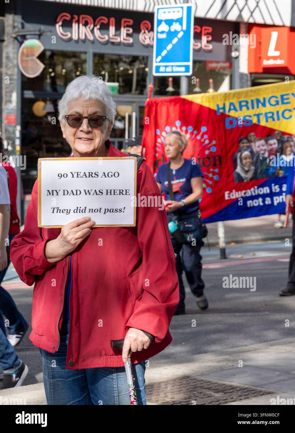 Londra, Inghilterra, Regno Unito. 4 ott., 2026. La figlia di uno degli uomini che ha fermato Mosley. Il 90° anniversario della battaglia di Cable Street è avvenuto quel giorno nel 1936. Quando Oswald Mosley e le sue Blackshirts hanno tentato di marciare attraverso l'East End, una coalizione di residenti ebrei, sindacati e scaricatori di porto irlandesi li ha fermati. Mosley non ha avuto altra scelta che fare inversione e abbandonare la sua marcia. Credit: Ian Humphreys/Alamy Live News Foto Stock