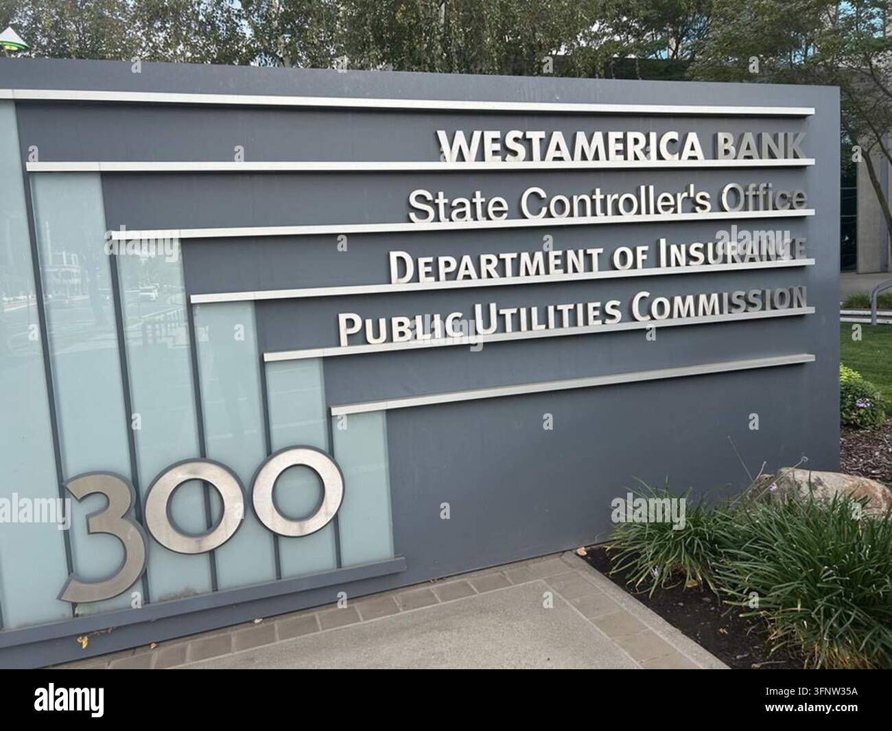 Sacramento, Stati Uniti. 4 ottobre 2026. Un cartello segna l’ingresso della 300 Capitol Mall, elencando gli inquilini tra cui Westamerica Bank, l’Ufficio del Controllore di Stato, il Dipartimento delle Assicurazioni e la Commissione per i Servizi Pubblici nel centro di Sacramento il 2 ottobre 2026. L’Ufficio del Controllore di Stato della California ha rinunciato a più di 57 milioni di dollari di interessi per proprietà non rivendicate in un solo giorno nel giugno 2024, superando di gran lunga le rinunce agli interessi registrate negli ultimi anni. (Foto di STEPHEN HOBBS/Sacramento Bee/TNS/Sipa USA) Credit: Sipa USA/Alamy Live News Foto Stock