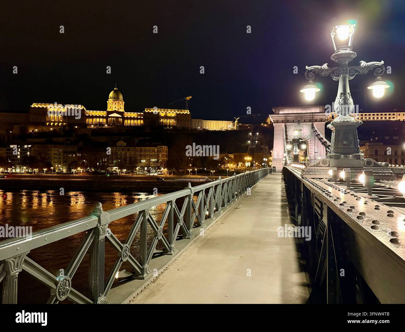 Ponte delle Catene BUDAPEST NOTTE CON CASTELLO - Immagine stock catturata con smartphone