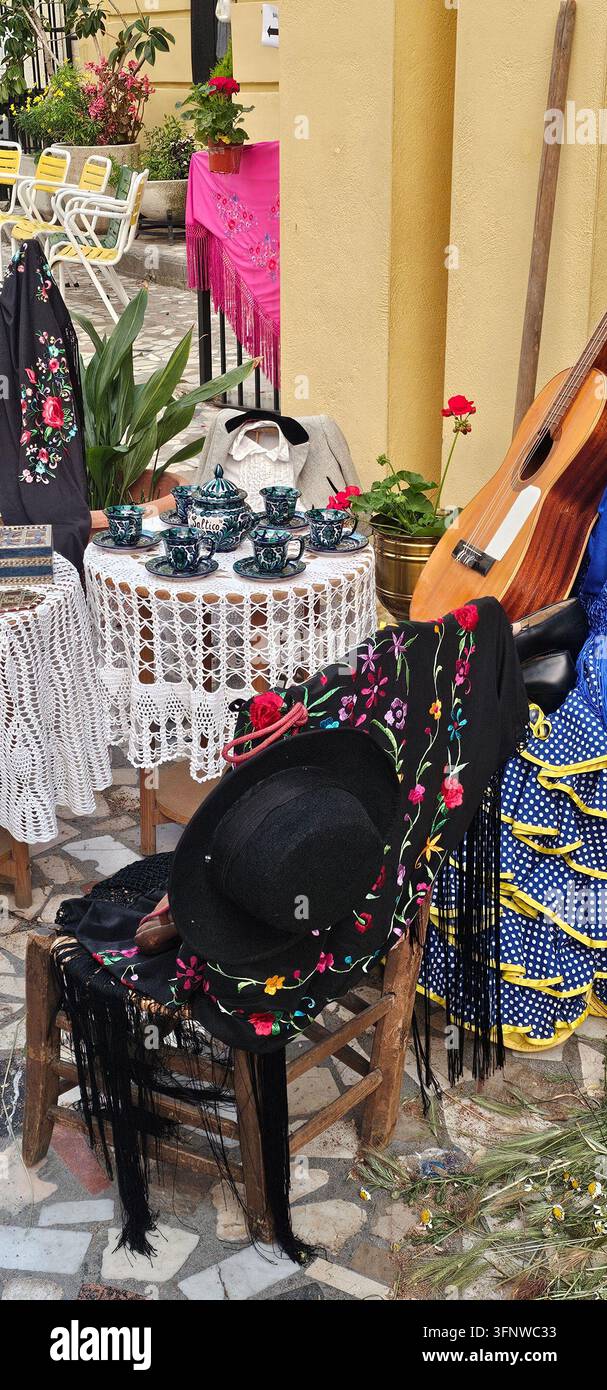 Scialli ricamati, chitarra e ceramiche dipinte in una esposizione decorativa delle Cruces de Mayo, Granada, Spagna, 3 maggio 2025. Foto Stock