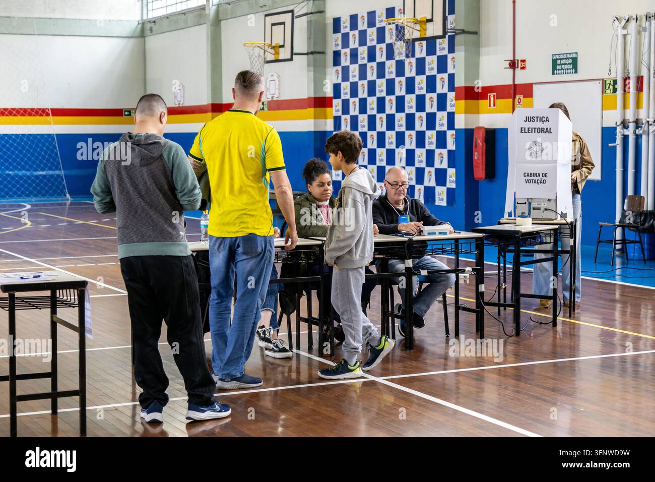Caxias do Sul, RS, Brasile - 4 ott. 2026: Gli elettori attendono in fila a un seggio elettorale durante le elezioni brasiliane Foto Stock
