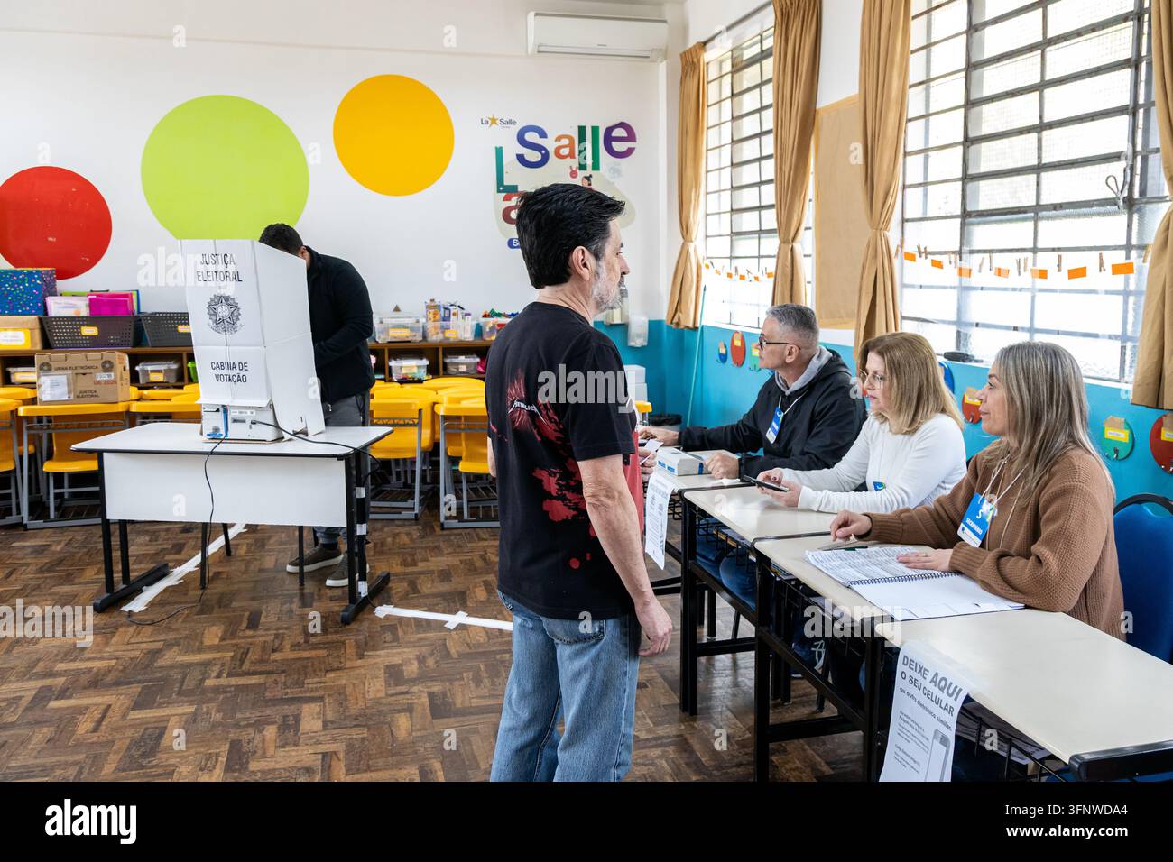 Caxias do Sul, RS, Brasile - 4 ott. 2026: Gli elettori si mettono in fila per votare in un seggio elettorale durante le elezioni brasiliane Foto Stock