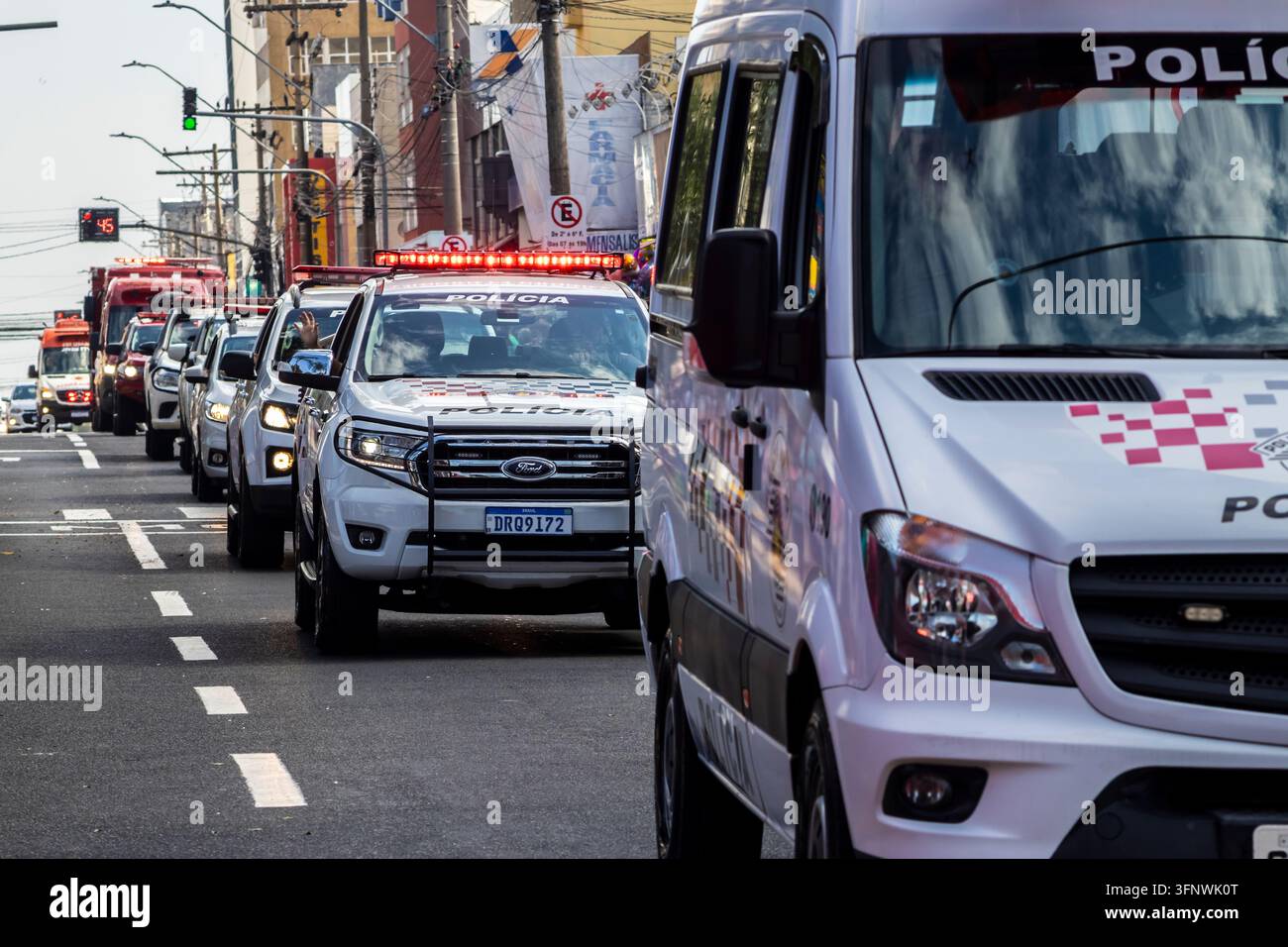Marilia, San Paolo, Brasile. 04 aprile 2024: Un convoglio di camion della polizia ufficiali e veicoli di emergenza percorre in formazione una strada principale a Down Foto Stock